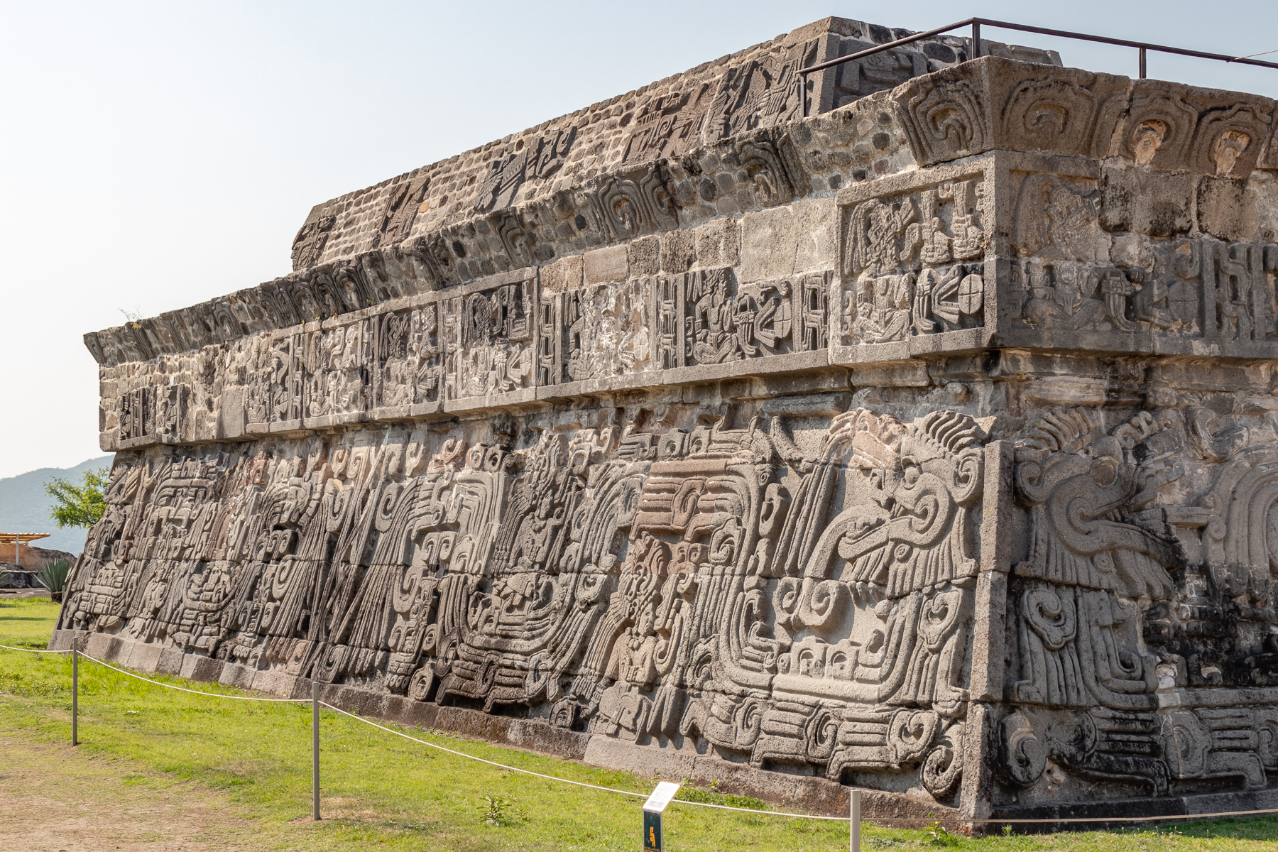 Памятники природы находящиеся в мексике. Теотиуакан Мексика храм Кетцалькоатля. Шочикалько Мексика. Шочикалько храм пернатого змея. Шочикалько Мезоамерика.
